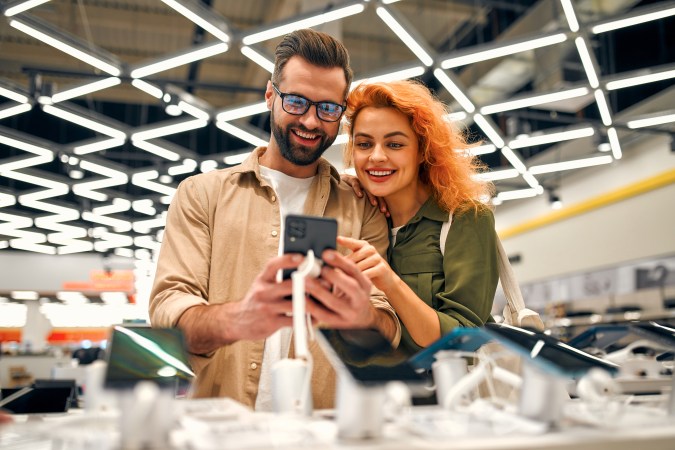 Compra online en Amazon, Newegg y B&H Photo para comparar precios y aprovechar envíos gratuitos.