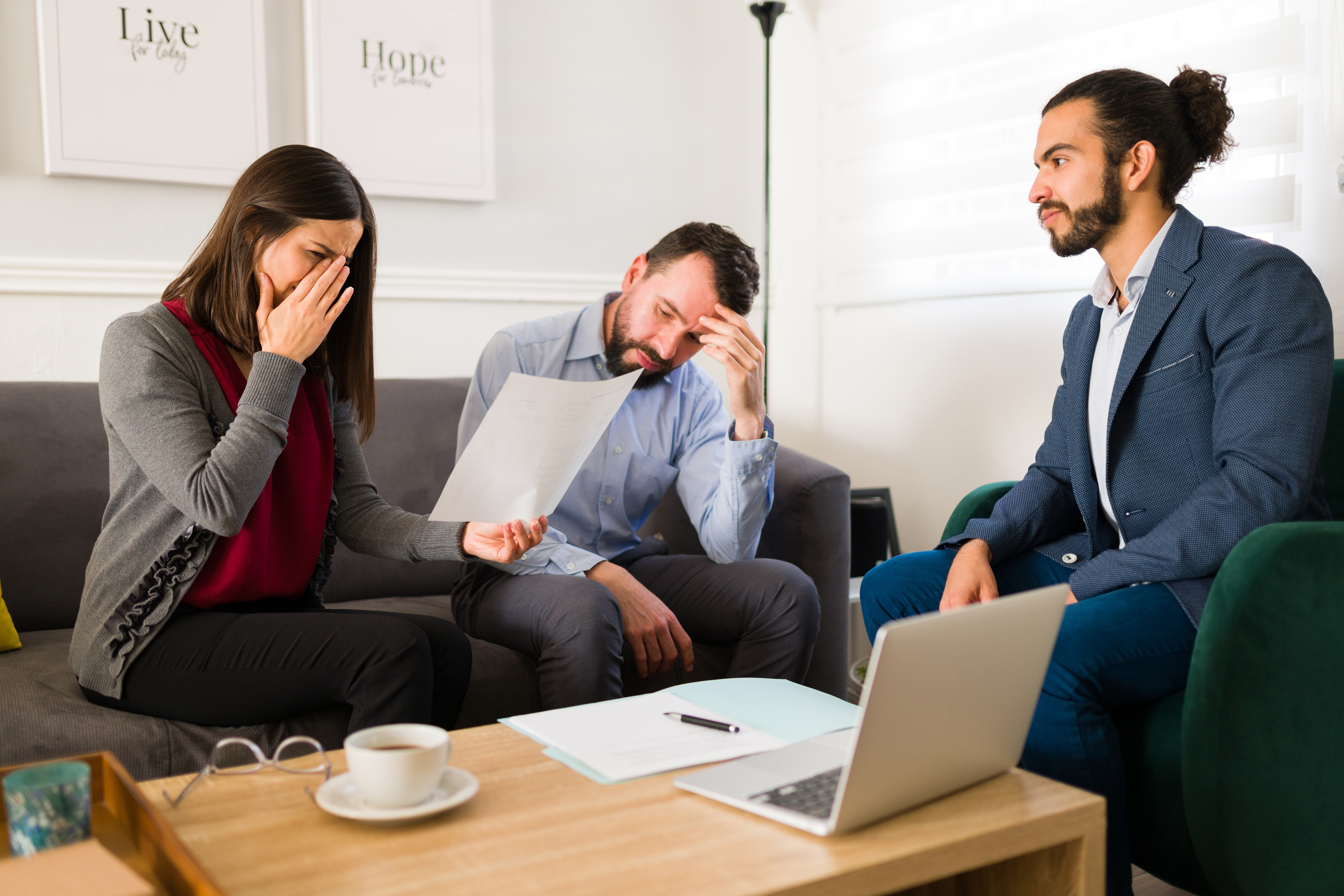 ¡No te dejes engañar! Guía completa para evitar estafas financieras en Estados Unidos con información de programas de seguridad, ayudas y números gubernamentales.