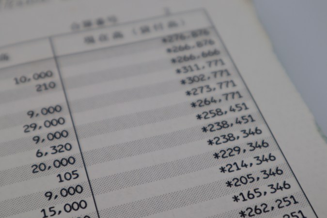 Mantén tu dinero seguro con esta guía completa para evitar estafas financieras en Estados Unidos. Recursos gubernamentales, programas de ayuda y consejos para protegerte.