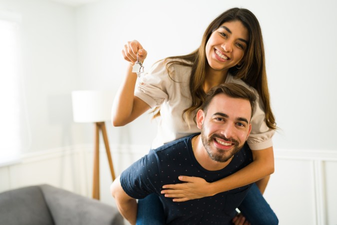 ¡Conviértete en propietario con confianza! Descubre cómo los programas de préstamos y asistencia pueden hacer que comprar tu primera casa sea más accesible.