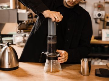 ¿Buscas una forma económica y práctica de disfrutar del café perfecto en casa? AeroPress Original es la solución que necesitas.