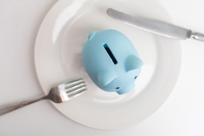 ¡Ahorra dinero en tus próximas salidas a comer! Estrategias para encontrar las mejores ofertas y descuentos en restaurantes en Estados Unidos.
