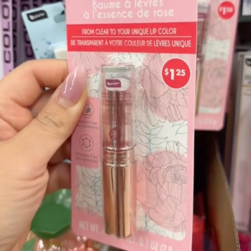 Bálsamo labial con aceite de rosa por $1.25 en Dollar Tree. Un favorito de belleza por su fórmula única