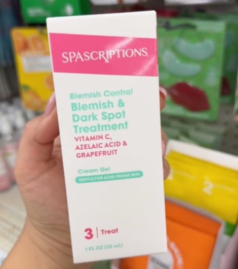 Reduce imperfecciones con el tratamiento de manchas oscuras de Dollar Tree por $1.25. Contiene vitamina C y más.