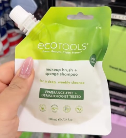 Champú para brochas de maquillaje por $1.25 en Dollar Tree. Eficaz y económico, ideal para todas tus herramientas.