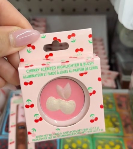 Descubre la colección de maquillaje con aroma a cereza en Dollar Tree por $1.25. Perfecto para tu look diario.