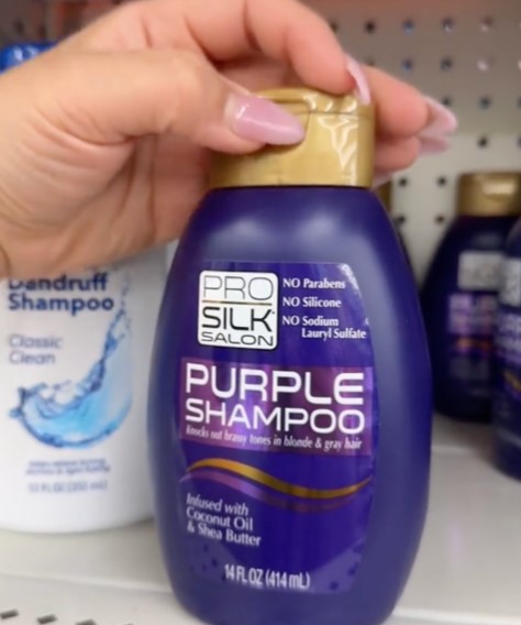 Mantén tu cabello vibrante con el champú púrpura de Dollar Tree por $1.25. Enriquecido con aceite de coco y manteca de karité.