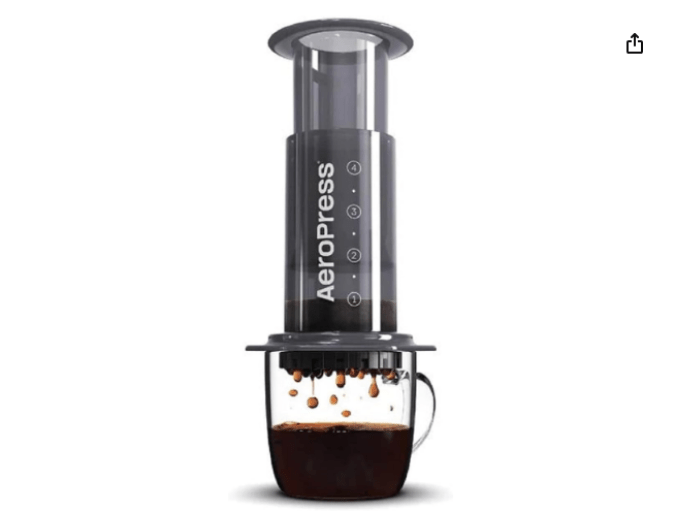 ¿Café delicioso en cualquier lugar? ¡Sí, es posible con la AeroPress Original! Esta cafetera portátil te permite preparar café de calidad barista en cuestión de segundos. ¡Y ahora con un 20% de descuento en Amazon!