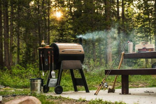 Controla la temperatura con precisión, cocina para grupos grandes y disfruta de un sabor ahumado inigualable con la Traeger Pro Series 22.