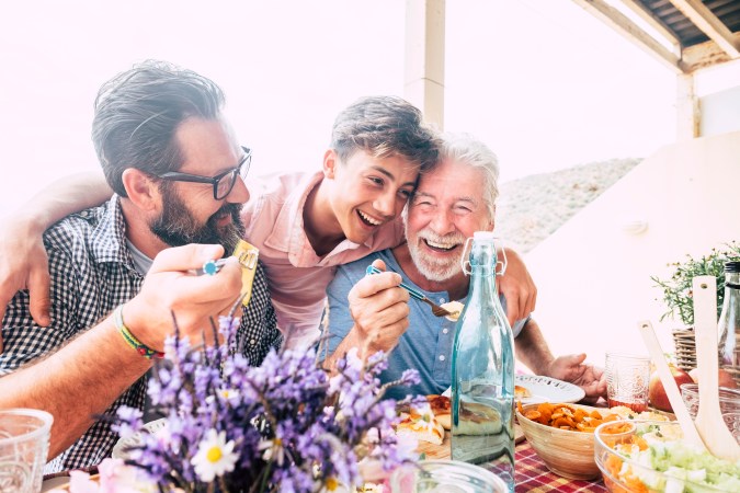 abuelo, padre e hijo celebrando