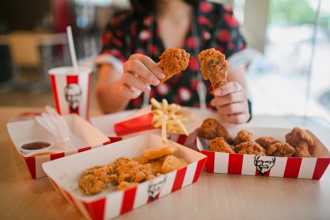 KFC: el mismo pollo frito que amas, a un precio que te encantará. ¡Visita KFC hoy mismo y descubre las nuevas "Ofertas Sabor de KFC"!