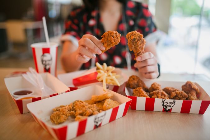 KFC: el mismo pollo frito que amas, a un precio que te encantará. ¡Visita KFC hoy mismo y descubre las nuevas "Ofertas Sabor de KFC"!