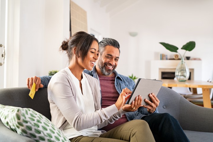 Compras online inteligentes: 5 trucos para estirar tu presupuesto al máximo en el comercio electrónico.