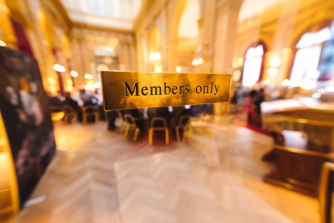 Conviértete en un ninja del ahorro con esta guía para encontrar ofertas en membresías de clubes de descuento, almacenes y supermercados.