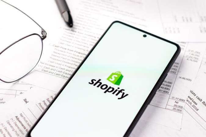 Para más información sobre la asociación Target-Shopify, visita sus sitios web oficiales.