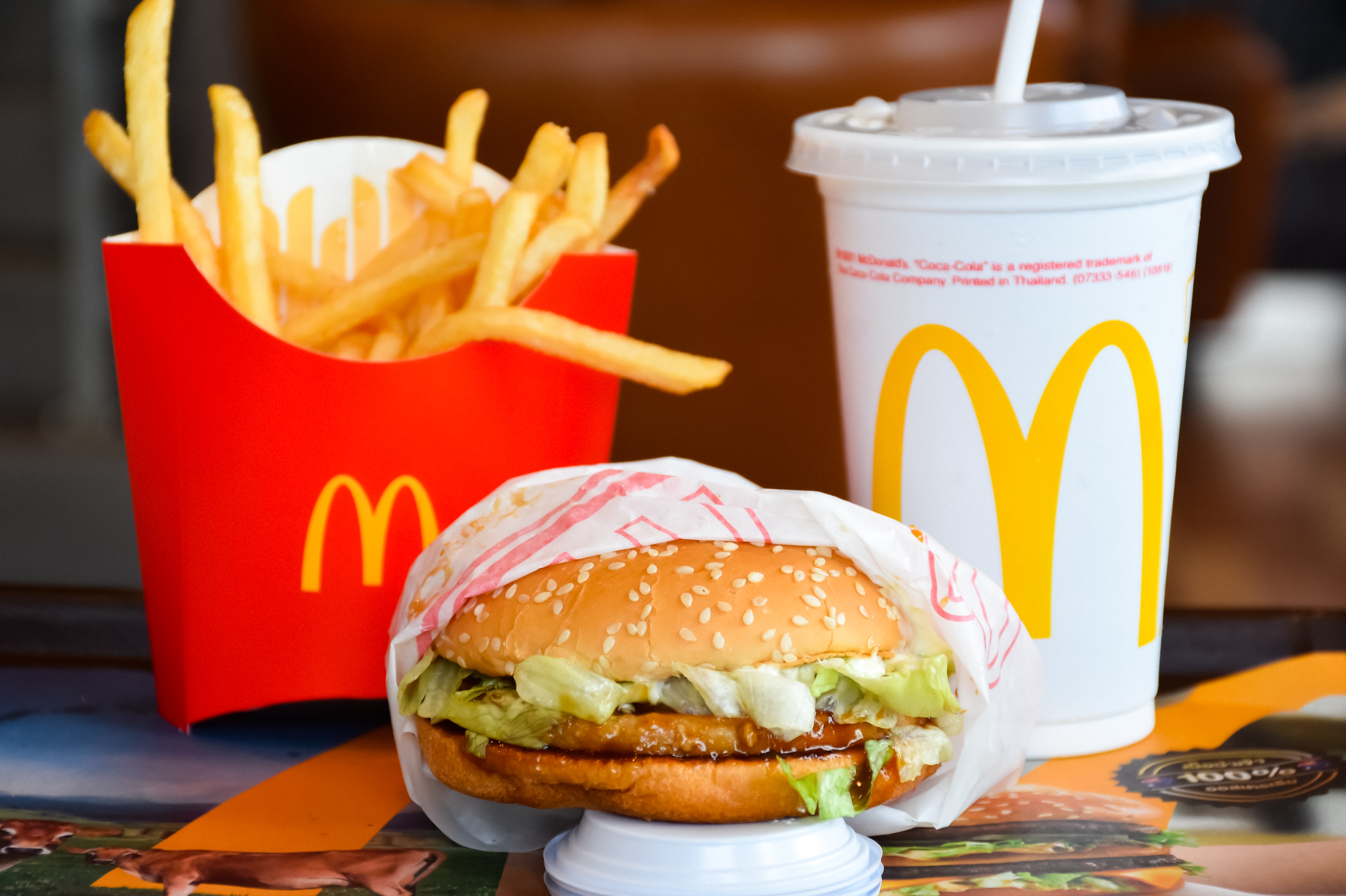 ¡No te quedes sin las ofertas de verano de McDonald's! $5 Meal Deal, papas fritas gratis, descuentos locales y más. ¡Válido por tiempo limitado!