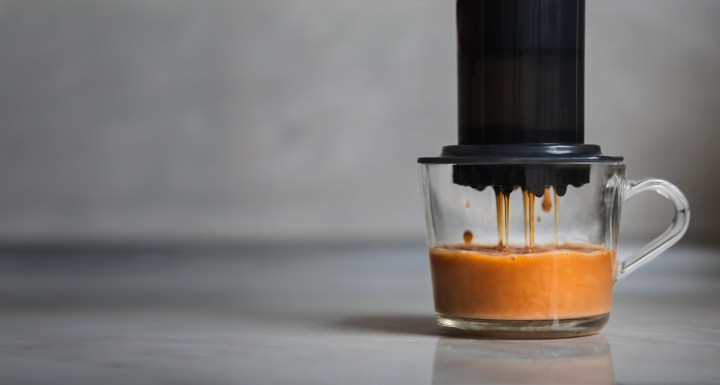 Descubre la AeroPress Original, la cafetera portátil que te permite preparar café de calidad barista en cualquier lugar. ¡Aprovecha el 20% de descuento en Amazon y disfruta de un café delicioso sin importar dónde estés!