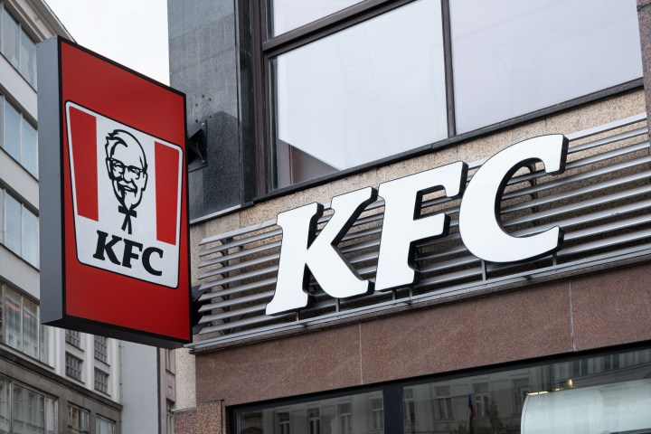 ¡Martes de $10 en KFC! Obtén una cubeta de 8 piezas de pollo frito por solo $10. ¡Oferta por tiempo limitado!