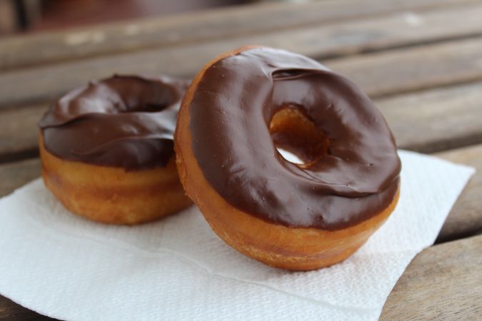 Desde Dunkin' hasta Krispy Kreme, te mostramos dónde conseguir donas gratis y descuentos exclusivos en el Día Nacional del Donut.