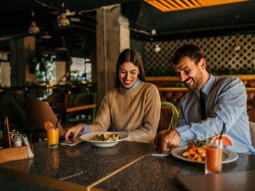 Guía completa para comer fuera de forma económica en Estados Unidos: descubre dónde encontrar cupones de restaurantes y cómo usarlos.