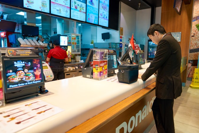 McDonald's: tu aliado para un verano lleno de sabor y ahorro. $5 Meal Deal, papas fritas gratis, descuentos y más. ¡Descarga la aplicación ya!