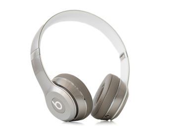 Disfruta de un sonido galardonado, conectividad Bluetooth y hasta 40 horas de batería con los auriculares Beats Solo3 Wireless en oro rosa.