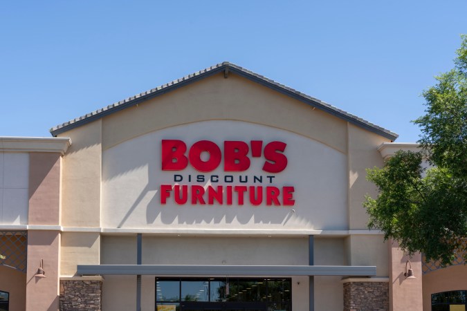 ¡Oferta final! Bob's Stores liquida todo su inventario antes de cerrar. ¡No te pierdas estas ofertas increíbles!