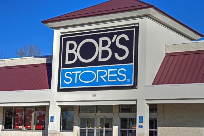Bob's Stores cierra sus puertas: Aprovecha la liquidación total y ahorra hasta un 70% en ropa, calzado y más.
