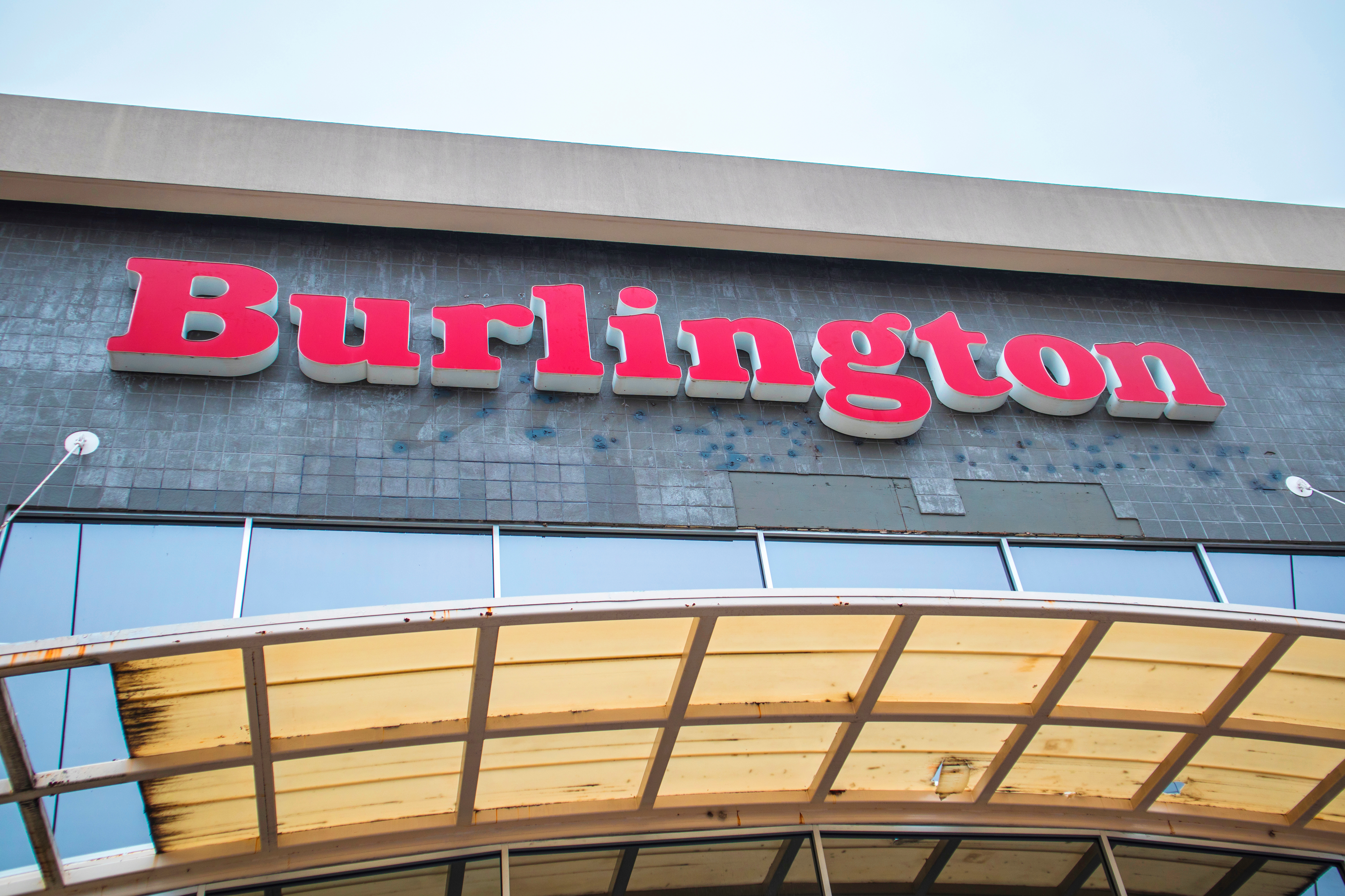 No te quedes sin disfrutar de las increíbles ofertas del Red Hot Clearance Event de Burlington. ¡Para toda la familia y el hogar!