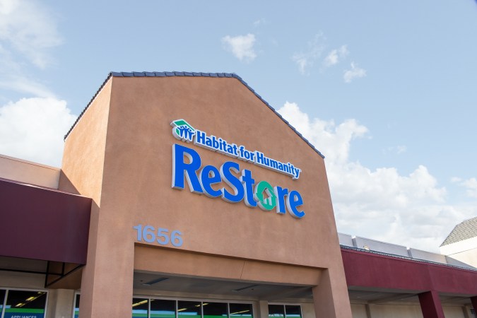 En Habitat for Humanity ReStores encontrarás una amplia variedad de muebles y artículos para el hogar a precios increíbles.