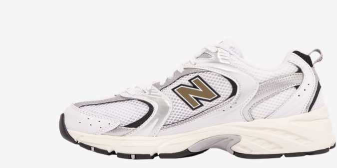 ¡Renueva tu estilo con las New Balance 530 para mujer! Consigue estas zapatillas icónicas con descuento especial y disfruta de la máxima comodidad y estilo. $89.99.