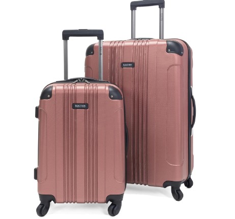 ¡Tu maleta ideal para las próximas vacaciones! La Maleta rígida ligera Kenneth Cole REACTION Out of Bounds te ofrece todo lo que necesitas: diseño elegante, maniobrabilidad superior y espacio adicional. ¡Aprovecha el descuento del 37%, ¡oferta por tiempo limitado!