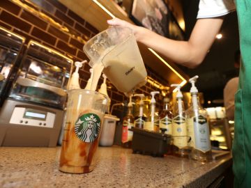 ¿Eres fanático de Starbucks? ¡No gastes más! Un ex barista te enseña cómo disfrutar de tus bebidas favoritas sin que tu bolsillo lo resienta.