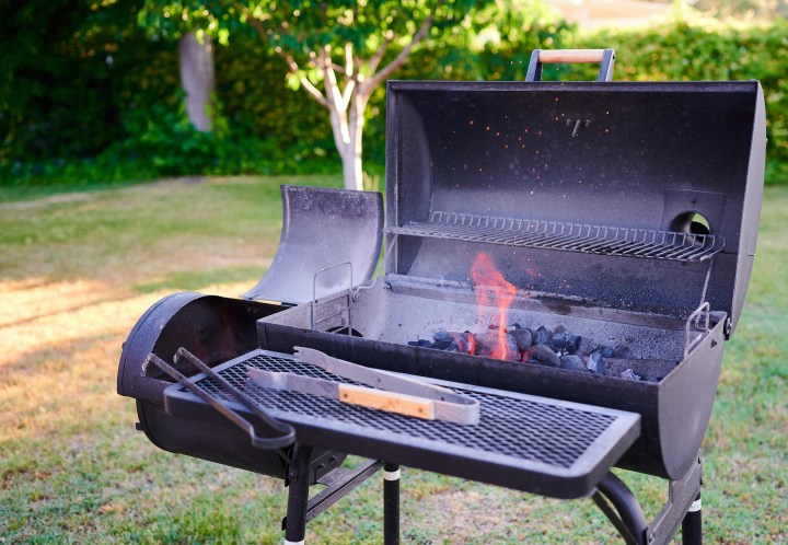 Deliciosas comidas ahumadas y asadas al aire libre: consigue la parrilla de carbón portátil y ahumador offset Sesslife con un 40% de descuento.