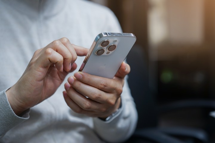 ¡Renueva tu smartphone y ahorra a lo grande! iPhone 15 disponible por solo $698 dólares durante el 25 aniversario de Apple.