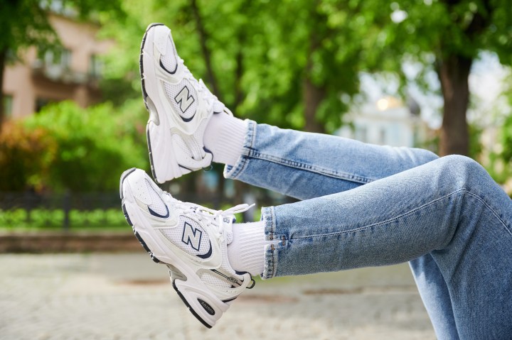 ¿Buscas unas zapatillas cómodas, estilosas y versátiles? ¡Las New Balance 530 para mujer son la solución perfecta! Aprovecha la oferta especial y consigue las tuyas por solo $89.99.