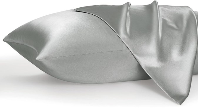 Despierta con el cabello suave gracias a la funda de almohada satinada Bedsure, perfecta para un descanso lujoso. ¡Obtén un 57% de descuento hoy!