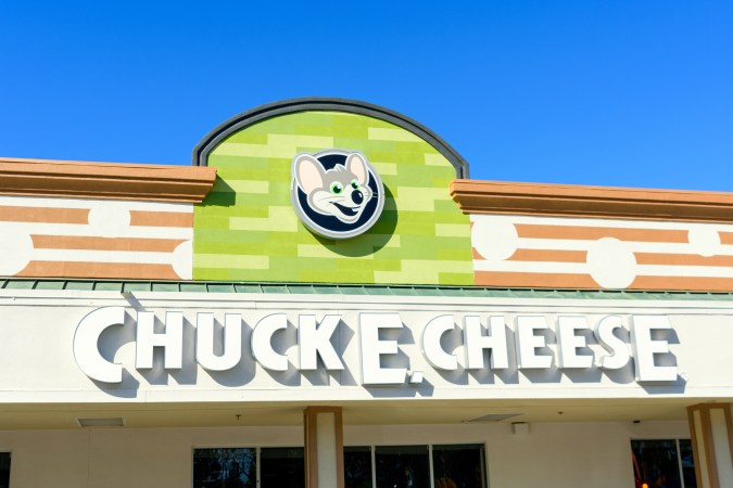 Aprovecha el FunPass de Chuck E. Cheese: diversión ilimitada, grandes descuentos y más beneficios para toda la familia.