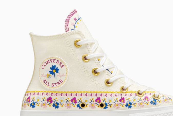 Converse Chuck Taylor All Star Lift con estampado floral bordado en oferta: ¡solo $60! Perfectas para el regreso a clases con un diseño elegante y plataforma cómoda.