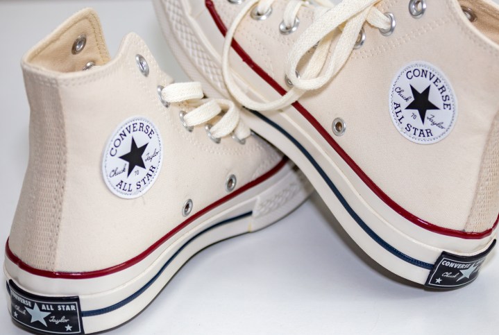¡Prepárate para el regreso a clases con las Converse Chuck Taylor All Star Lift! Con un diseño floral bordado y una oferta especial a $60, son la opción perfecta para renovar tu look.