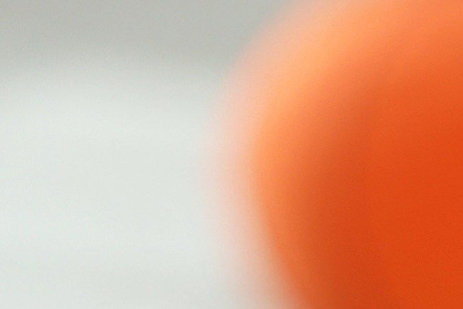 Bebé jugando en una pizarra con letras de colores.