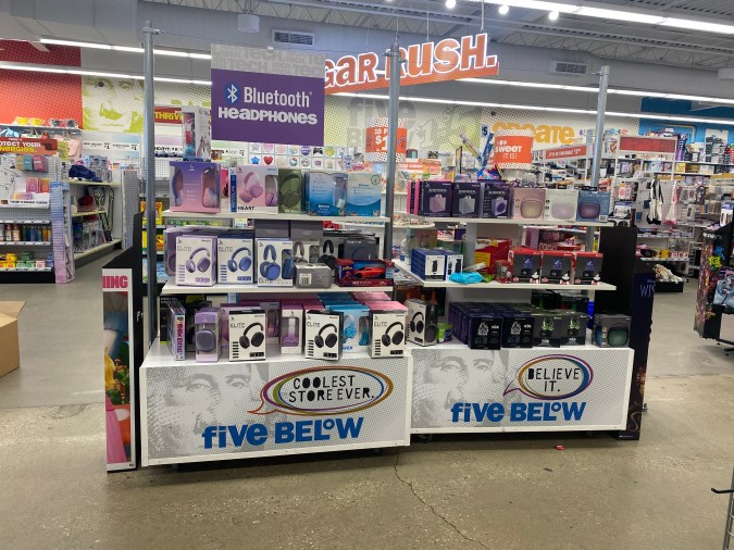 Five Below, la tienda donde todo cuesta $5. Encuentra gadgets, moda, y decoración a precios accesibles en Estados Unidos.