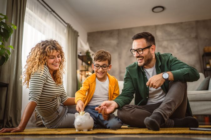 Conoce las claves psicológicas para tomar decisiones financieras inteligentes y construir un fondo de emergencia. ¡Asegura tu futuro financiero con estos consejos prácticos!