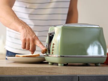 Agrega un toque retro a tu cocina con la tostadora Smeg de 4 rebanadas. Ahora a $216 en Best Buy. ¡Descuento de $35!