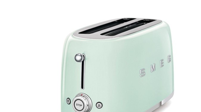 Mejora tu cocina con la tostadora verde menta de Smeg. Disponible en Best Buy con un descuento de $35. ¡No te lo pierdas!






