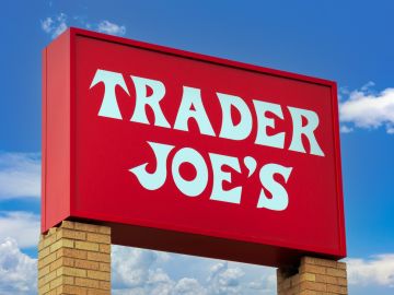 Las ofertas de Trader Joe’s este agosto: Explora productos deliciosos como la mantequilla de maní con miel y hamburguesas de pavo. ¡Excelentes precios!