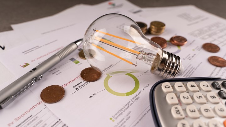 ¿Quieres ahorrar en tu factura de la luz sin sacrificar tu comodidad? Te presentamos 10 soluciones inteligentes para optimizar el consumo energético de tu hogar y mantener un ambiente agradable.