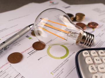 ¿Quieres ahorrar en tu factura de la luz sin sacrificar tu comodidad? Te presentamos 10 soluciones inteligentes para optimizar el consumo energético de tu hogar y mantener un ambiente agradable.