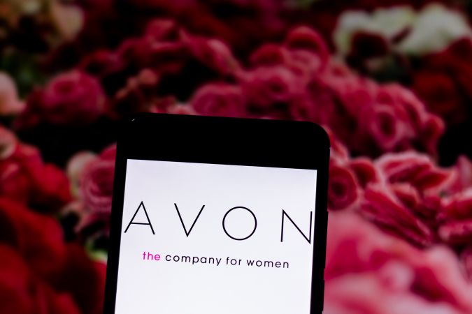 Avon enfrenta bancarrota en EE. UU. tras denuncias. ¿Qué implica para consumidores y distribuidores globales?