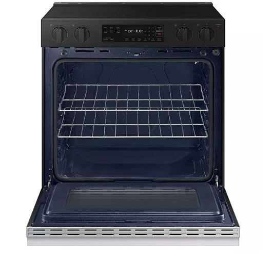 Cocina con estilo con la gama eléctrica Samsung Bespoke. Aprovecha $200 de descuento y actualiza tu cocina por solo $795.